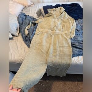 Like new- comfy two piece set. Would be good for lounging around or sleepwear.